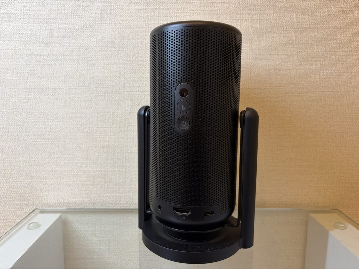 Nebula Capsule 3 Laser の背面。電源・操作ボタンとHDMI・USB-C・AUX端子