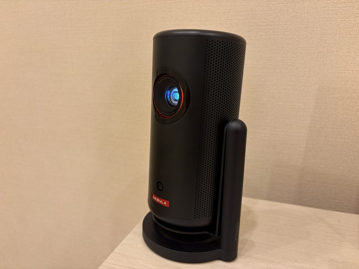公式ジンバルスタンドに載せて電源を入れたNebula Capsule 3 Laser（レンズ点灯）