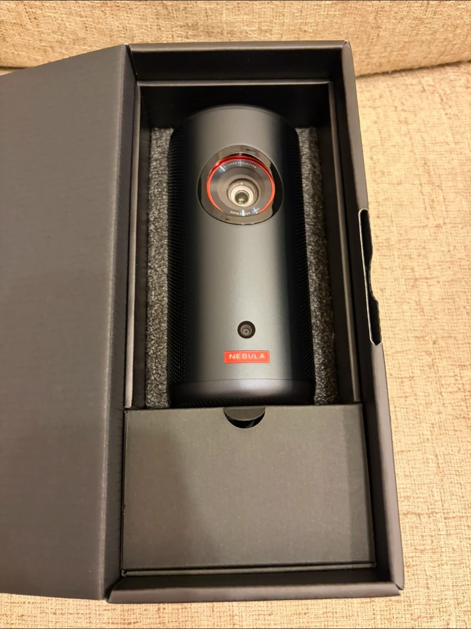 Nebula Capsule 3 Laser を開封したところ（化粧箱の中の本体）